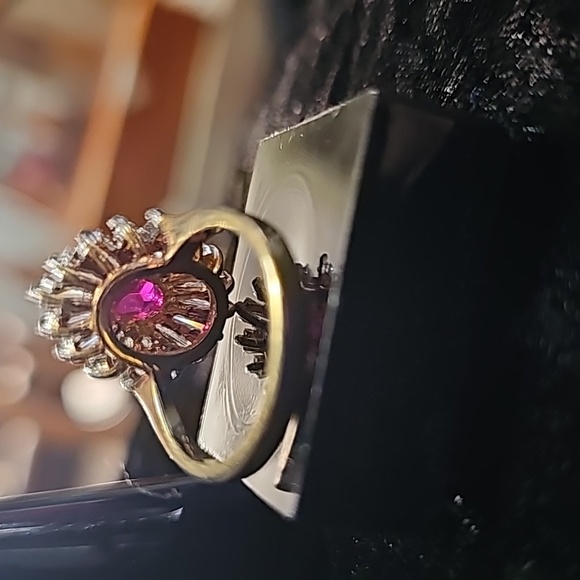 GORGEOUS Goldtone Ring size 8 - Picture 4 of 5